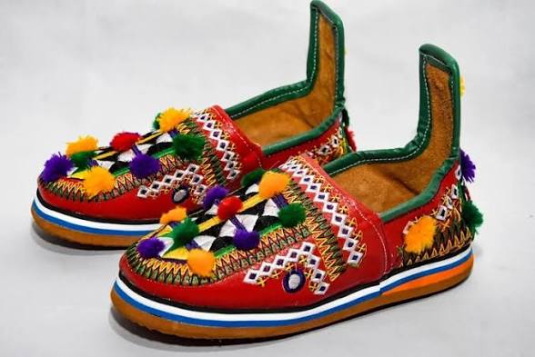 Buying Berber Babouche in Merzouga, Morocco