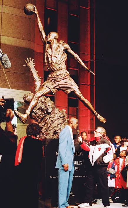 where is the michael jordan statue in chicago