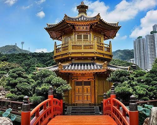 Discover the best of Hong Kong on walking tour