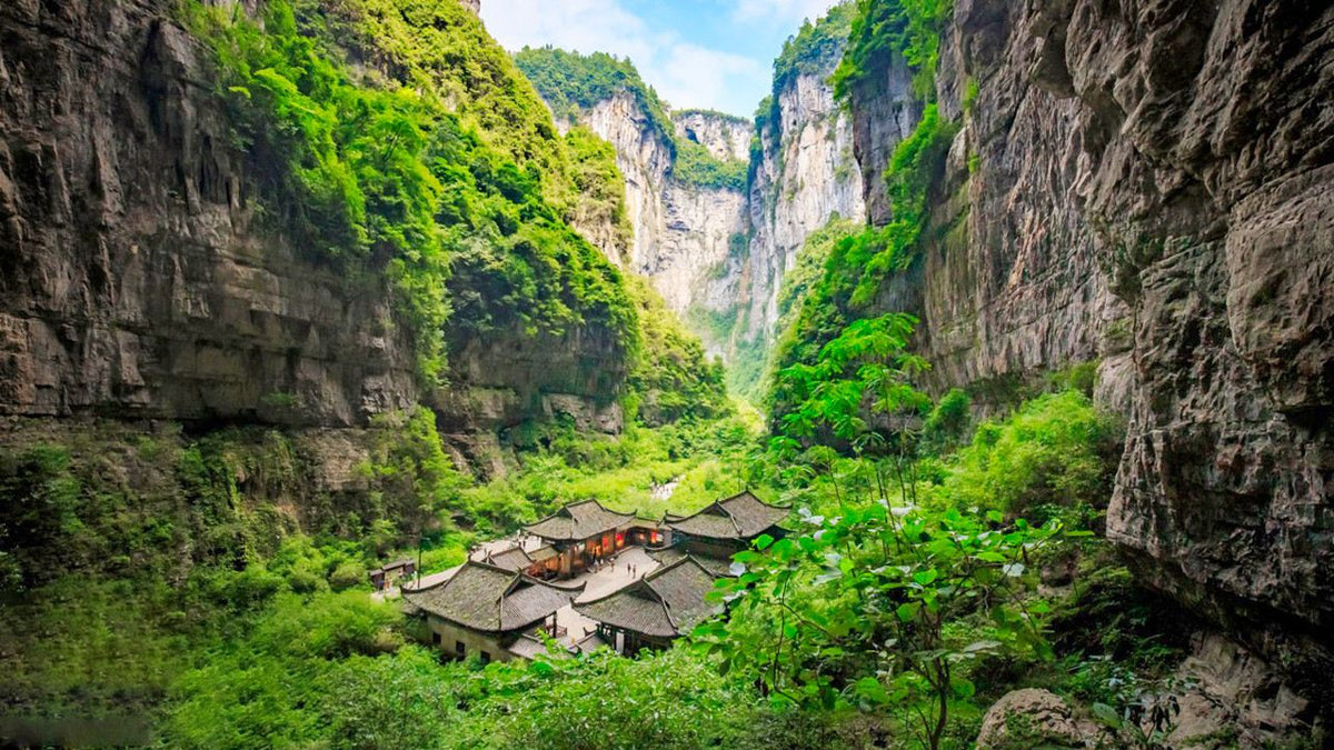 Discover the spectacular natural landscapes of Chongqing on a full-day