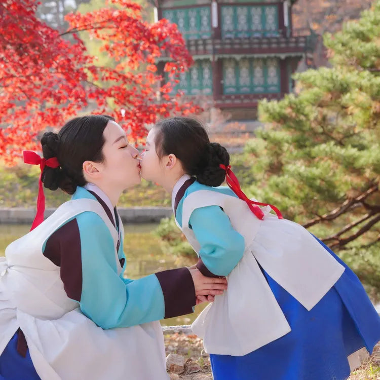Free entry to Gyeongbokgung Palace with hanbok rental experience