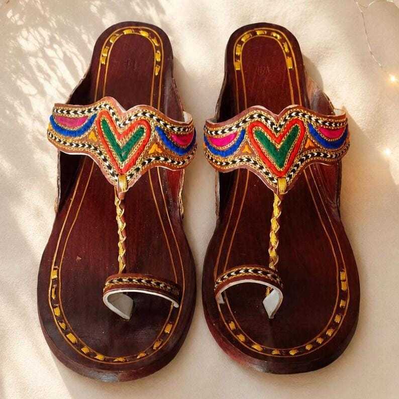 Merzougs Handmade brown leather Kolhapuri sandals with colorful embroidered patterns and toe-ring design for women