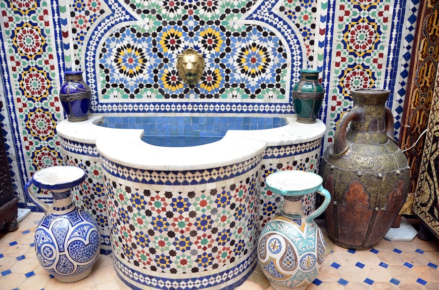 Riad Dar Tahri SPA Moroccan-style mosaic fountain with colorful geometric tile patterns and traditional ceramic pots around it